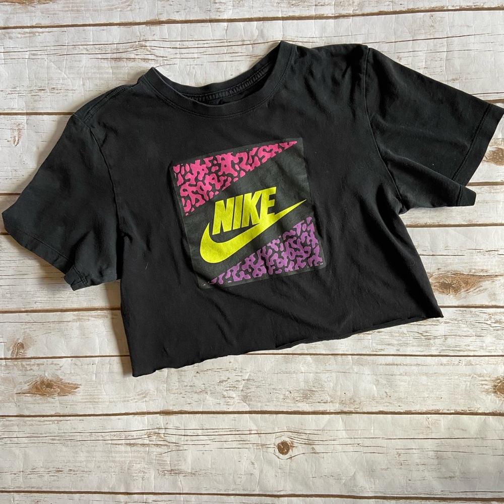 💜NIKE cropped graphic tee